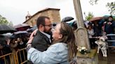 Avilés vuelve a cumplir con el tradicional Rito del Beso: Noelia Galán y Sergio Fernández se quedán a 70 besos del récord