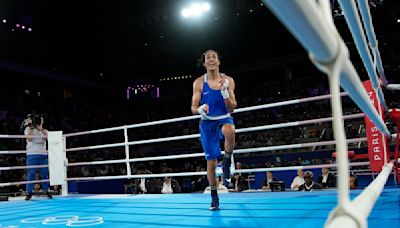 Khelif, boxeadora argelina rodeada por la controversia, se instala en el combate por el oro olímpico