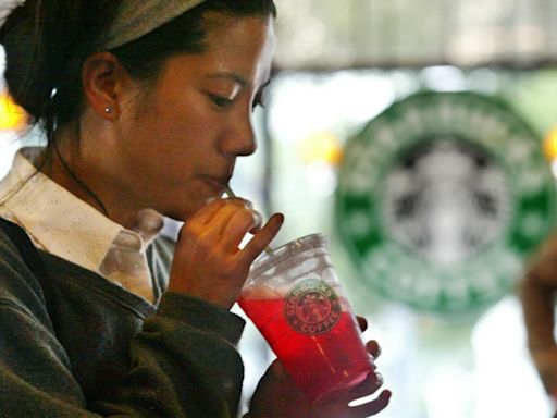 Cómo Starbucks perdió poco a poco su identidad con la búsqueda de más negocio: cafés fríos, pandemia y pedidos para llevar