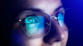 Los lentes con filtro para la luz azul no ayudan a proteger los ojos, según un estudio