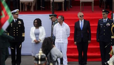 Petro recibe abucheos al llegar tarde al desfile militar del 20 de julio