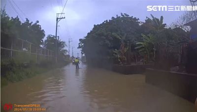 快訊／大雨狂炸高雄！梓官往納骨塔道路「積水60cm」 警攙扶涉水婦封路