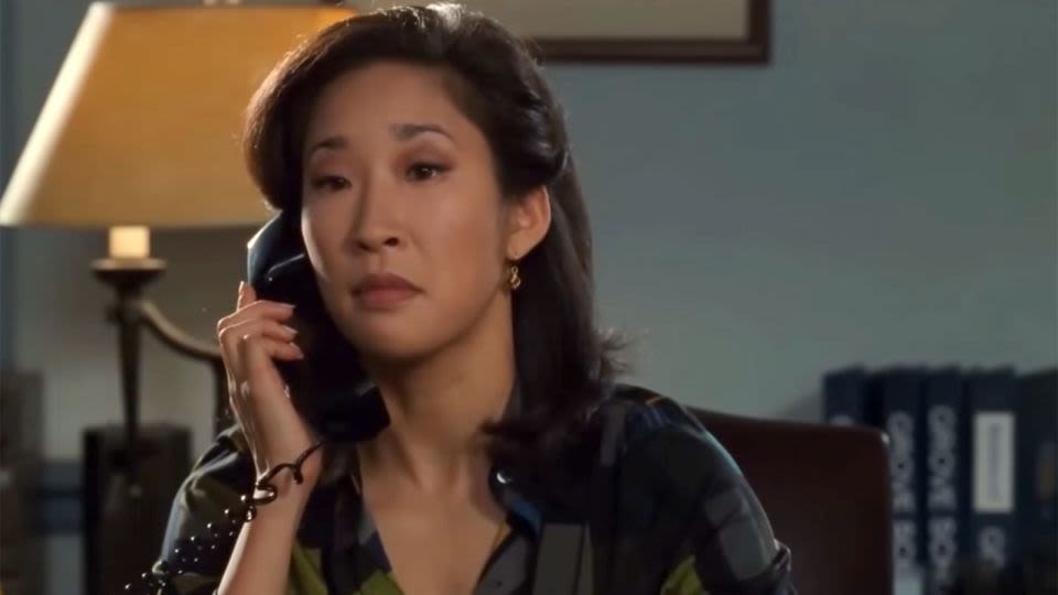 Sandra Oh recreates iconic ‘Princess Diaries’ scene to introduce Anne Hathaway on ‘The Kelly Clarkson Show’