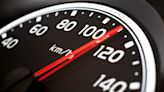 ¿Por qué el velocímetro del auto marca una velocidad distinta a la de Waze o Google Maps? - La Tercera