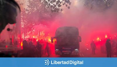 Radicales del Barcelona apedrean por error el autobús de su propio equipo