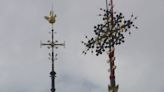 經歷火災的巴黎聖母院十字架重新安放