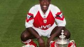 Morre Kevin Campbell, ex-jogador de Arsenal e Everton, aos 54 anos