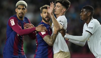 Los árbitros condenan al Valencia en Montjuïc (4-2)