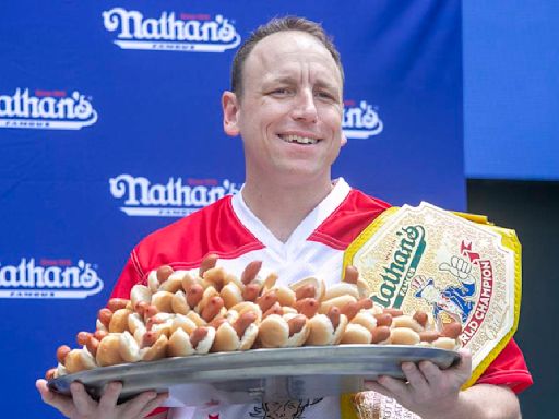 El comedor más rápido de hot dogs expulsado de la tradicional competencia del 4 de julio en Estados Unidos