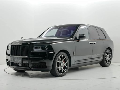 2021年勞斯萊斯 Cullinan Black Badge紀念車 當年售價2268+350萬 暫定價2240萬 哩程數16000 目前台灣總代理2021年式只有1台，在2手車訊官網也買得到1台