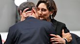 El "extraño" beso entre Macron y su Ministra de Deportes que ha revolucionado a la prensa francesa