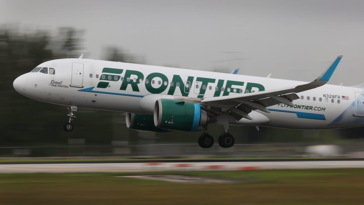 Pilot arrested in Houston before Frontier Airlines flight to Dallas-Fort Worth
