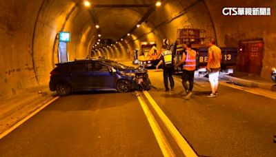 隧道內未注意路況追撞前車 施工人員被撞傷送醫