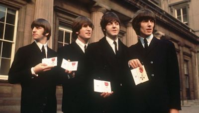 O dia em que John Lennon esnobou a monarquia e devolveu título real