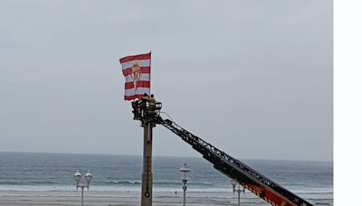 La bandera del Real Sporting de Gijón reemplaza a la gijonesa en La Escalerona