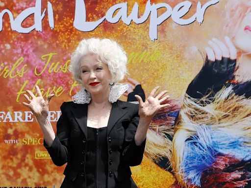 Cyndi Lauper pone sus huellas en el Paseo de la Fama de Hollywood acompañada de Cher