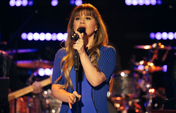 Kelly Clarkson Is ‘Ruining’ Fans With Her Latest Kellyoke Cover