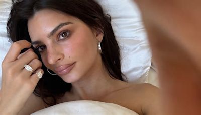 No devuelvas el anillo de compromiso, Emily Ratajkowski lo transforma en dos anillos de divorcio