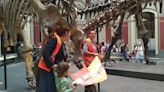 Con un niño de la mano, dos activistas se pegaron al esqueleto de un dinosaurio en un museo de Berlín