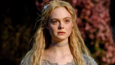 Elle Fanning está em negociações para estrelar filme da franquia "Predador"