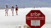 Turistas siguen acudiendo al Valle de la Muerte en California pese a la letal ola de calor