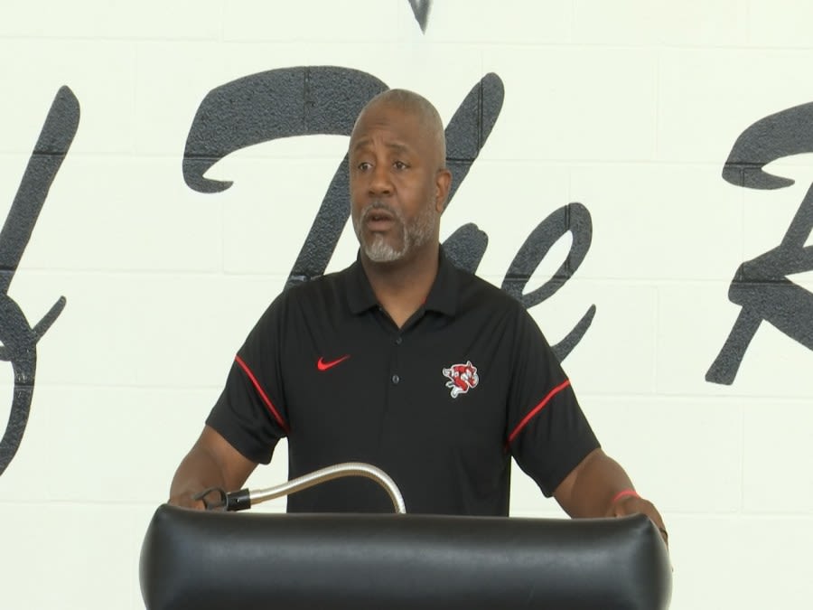 Andre Hooks Sr. named Hartsville girls basketball coach