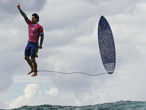 JO 2024: le récit de la photo déjà mythique montrant le surfeur Gabriel Medina à Tahiti