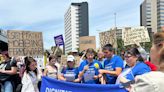 Un centenar de usuarios de Renfe protesta en la estación de Sants para reivindicar un servicio digno