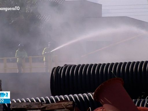 Incêndio atinge depósito e destrói canos da BRK Ambiental em Araguaína