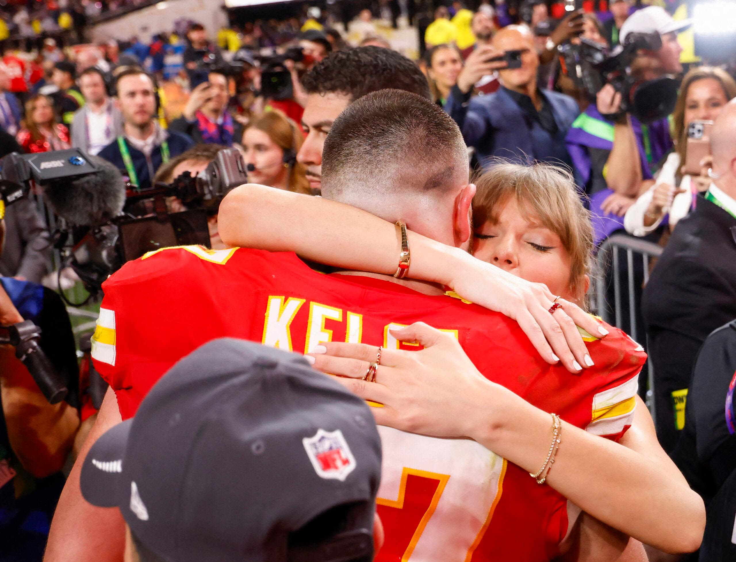 Body Language Expert Weighs In On Travis Kelce And Taylor Swift