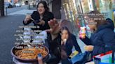 Turistas mexicanos en Japón se sientan a comer en la calle y un policía los confunde con indigentes