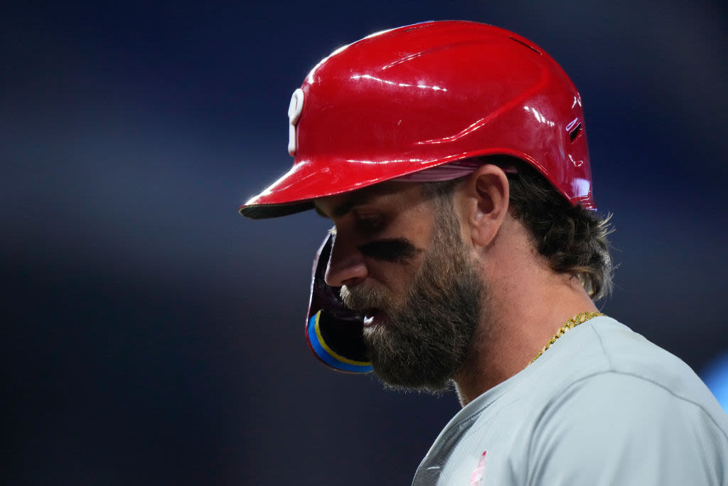 Harper ejected in 1st inning of Phillies' road trip after bad call