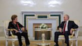 Putin se reúne con Dilma Roussef, directora del Nuevo Banco de Desarrollo de los BRICS