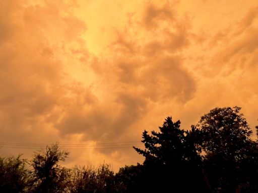 FOTOS: El cielo se pinta de rojo en CDMX y usuarios aseguran que es el Apocalipsis