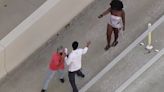 En video: mujer ataca con un destornillador a dos hombres tras un choque en una autopista