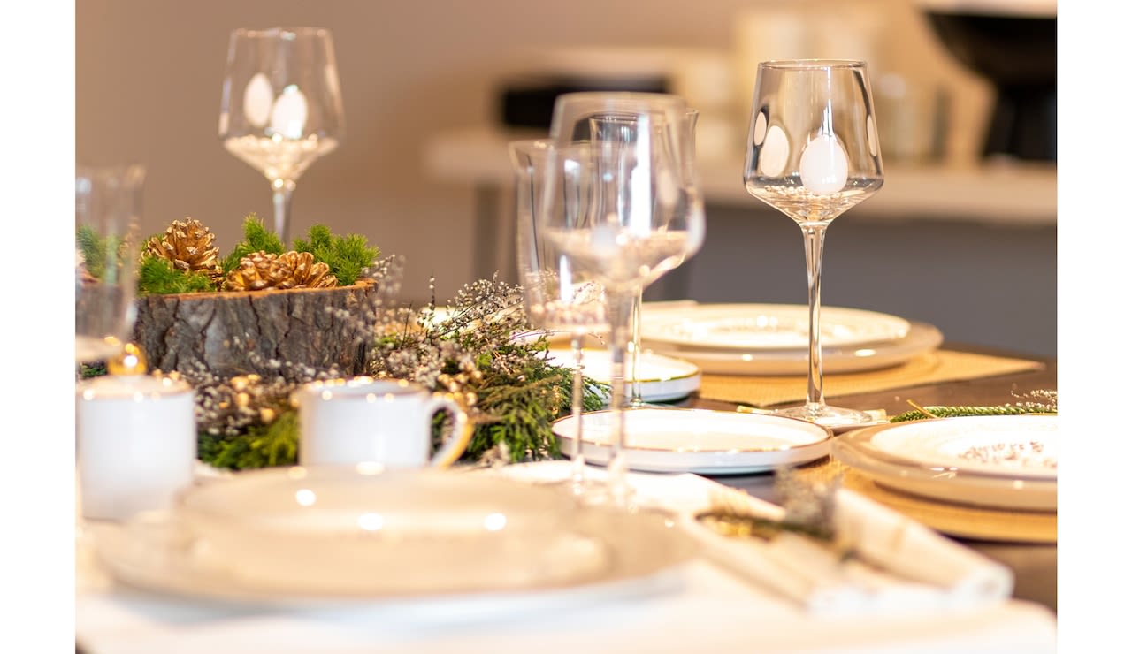 Miss Manners: Guests stay for dinner and nothing more