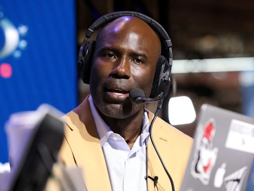 Terrell Davis, football Hall of Famer, says he was removed from plane after tapping a flight attendant