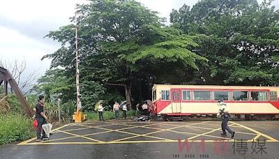 老翁闖平交道摔車 火車急剎險撞擊