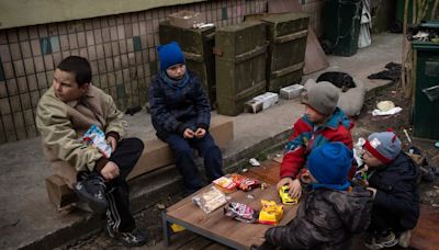 “Reeducación” y lavado de cerebro: así es el brutal adoctrinamiento ruso sobre unos 20 mil niños ucranianos secuestrados