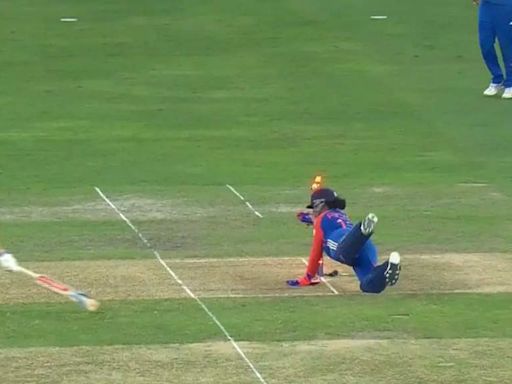 'Kya umpiring hai ye': Social media erupts after Amelia Kerr run-out call in IND vs NZ game | Cricket News - Times of India