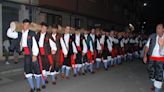 Los mozos del bando de la Magdalena de Llanes 'bailan' tres hogueras en una espectacular procesión nocturna