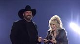 Dolly Parton fans in hysterics after singer jokes about threesome with Garth Brooks