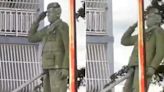 Derriban más estatuas de Hugo Chávez en Venezuela; manifestantes lo celebran