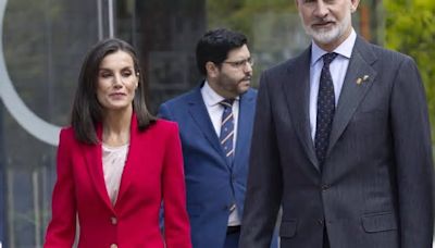 La Reina Letizia recupera el traje más favorecedor de su armario y nos recuerda por qué el rojo es su color fetiche