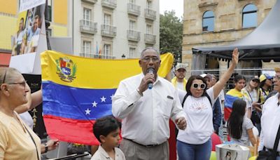 Concentración en la plaza Mayor para pedir la "libertad de Venezuela" (en imágenes)