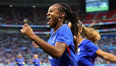 Francia debuta con victoria en el futbol femenil de París
