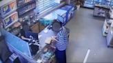 Vídeo mostra adolescente indo à padaria após matar família em SP; veja