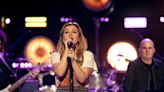 Kelly Clarkson Rocks Talking Heads Vintage-Inspired Band T-Shirt: Shop the Look