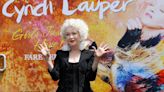 Cyndi Lauper pone sus huellas en el Paseo de la Fama de Hollywood acompañada de Cher