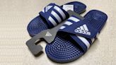 Las chanclas Adidas más vendidas en Amazon cuesta hoy un 36% menos